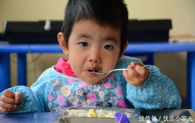 孩子几岁能吃大人饭？医生：不能太心急，不然孩子身体吃不消