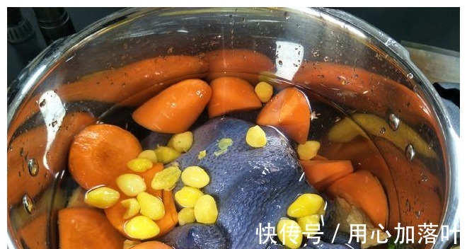 烧鸡|把1只乌鸡扔进压力锅，不放盐不放油，出锅比烧鸡还好吃！