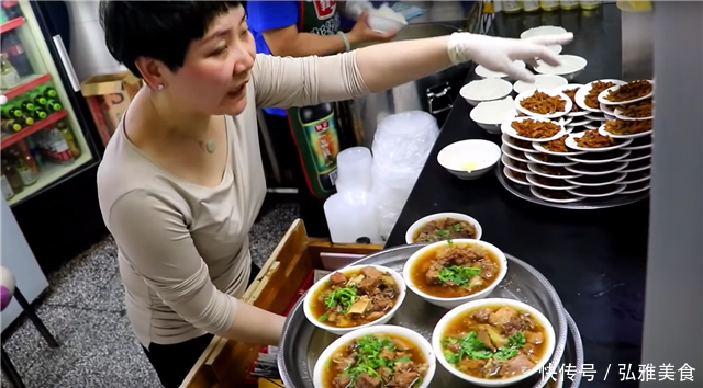 大姐街头卖“豪华”午餐,15元一份不讲价,食客隔几天吃一次!