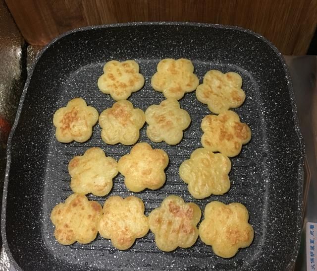 喜欢|自制花式土豆饼,加点玉米淀粉,搅一搅,煎一煎,孩子可喜欢了