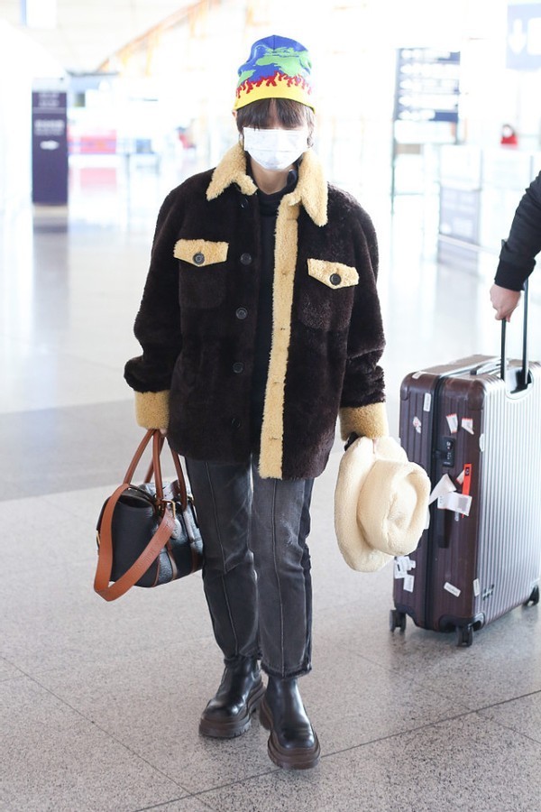 周笔畅真挺皮的, 戴着花帽子出门, 感觉很有儿童感, 真挺嫩的