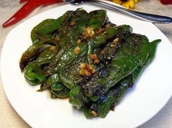 做虎皮青椒,不要直接用油炸多加这一步,个个起虎皮~