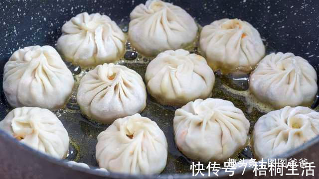 搅拌均匀|早餐别吃包子馒头了,1块钱饺子皮,5种巧用,美味解馋,孩子最爱