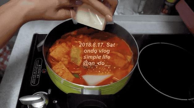 精致|29岁独居女孩公开卧室照片引热议：精致的生活，原来一点都不贵