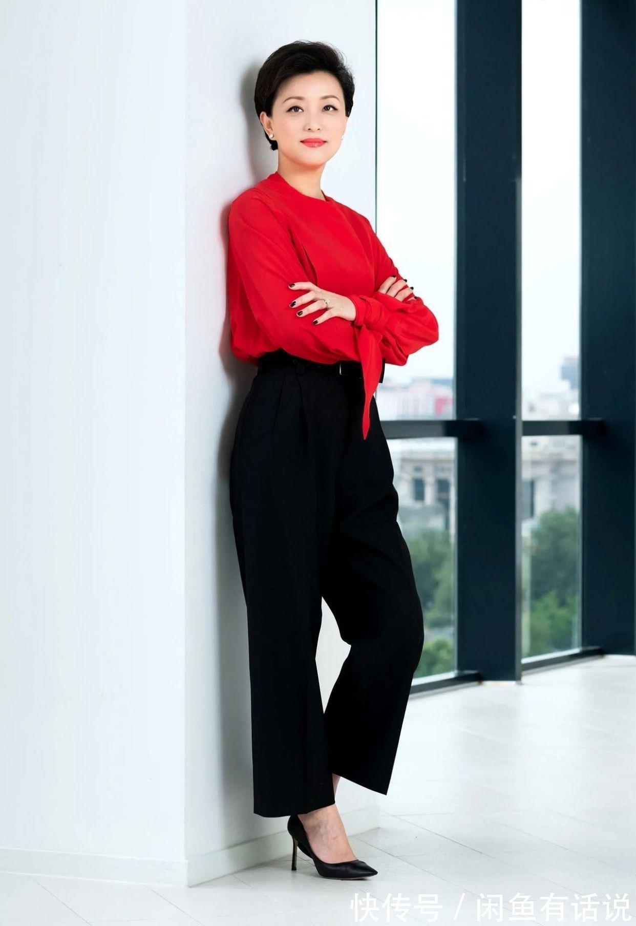 女性|杨澜真是精致的中年阿姨,穿红衣配黑裤优雅端庄,看着就有高级感
