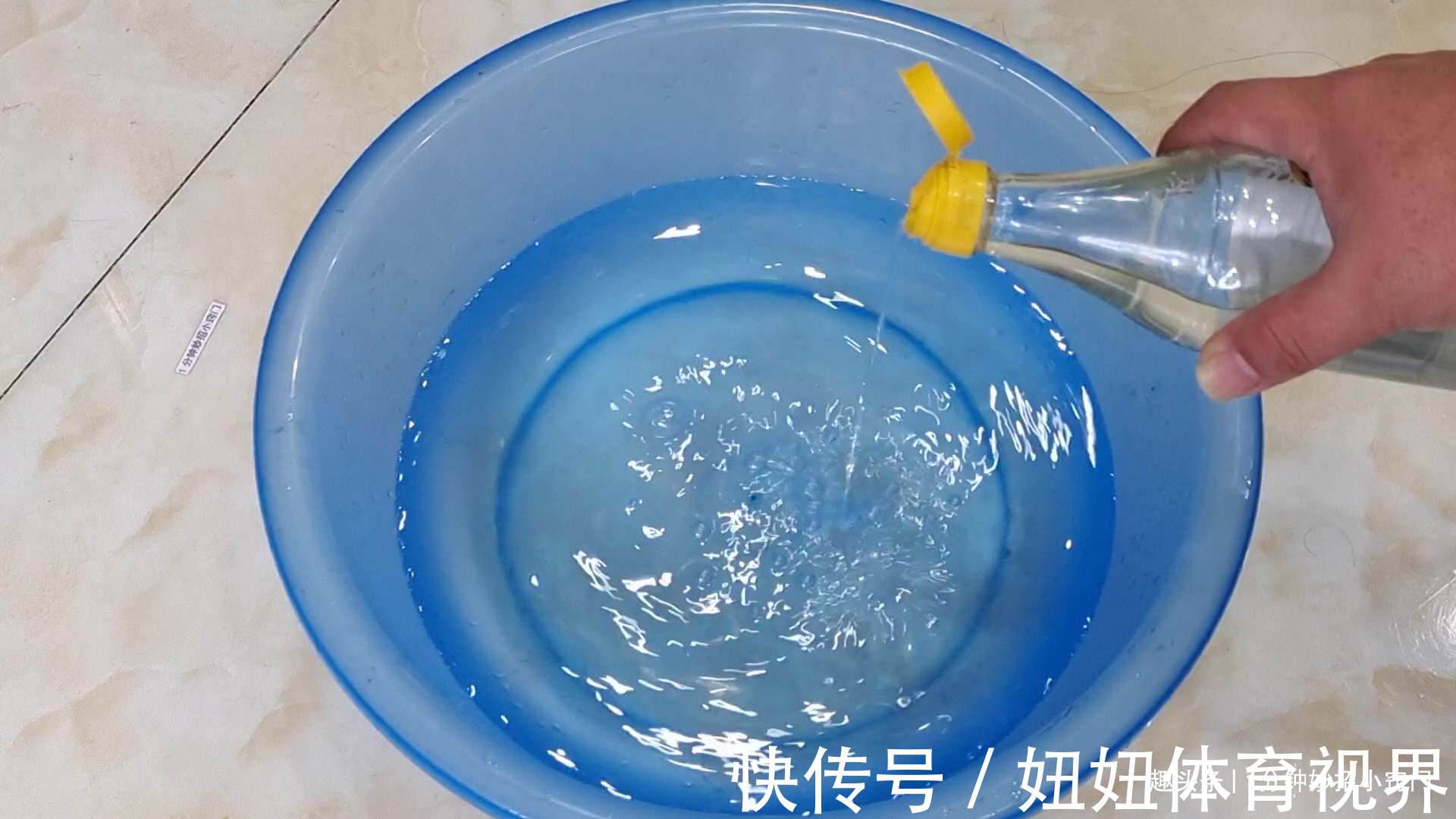白醋|清水拖地等于白拖,在水里倒一点,拖完干净不落灰,方法太实用