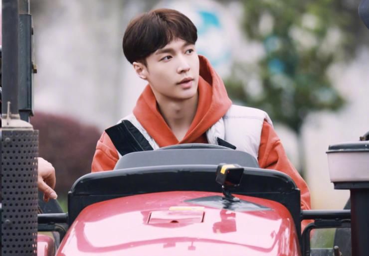 张艺兴开小拖拉机，直言很难，网友纷纷调侃，小狐狸也会被难倒呀