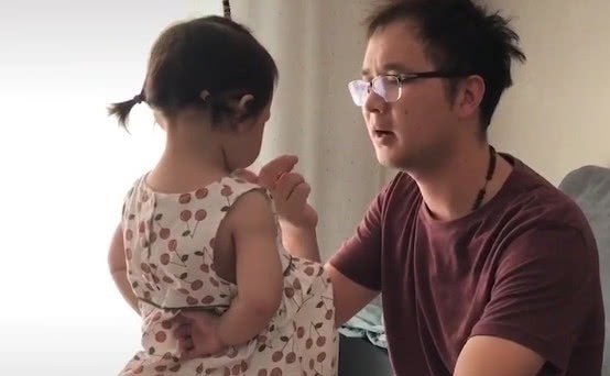 教训|“假正经奶爸”教训女儿火了,打败你的不是天真,是“憋不住”!