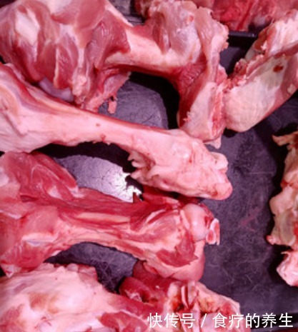 锅中加入适|猪身上最“营养”的部位,比猪肉好吃还便宜,看见不买是“傻瓜”