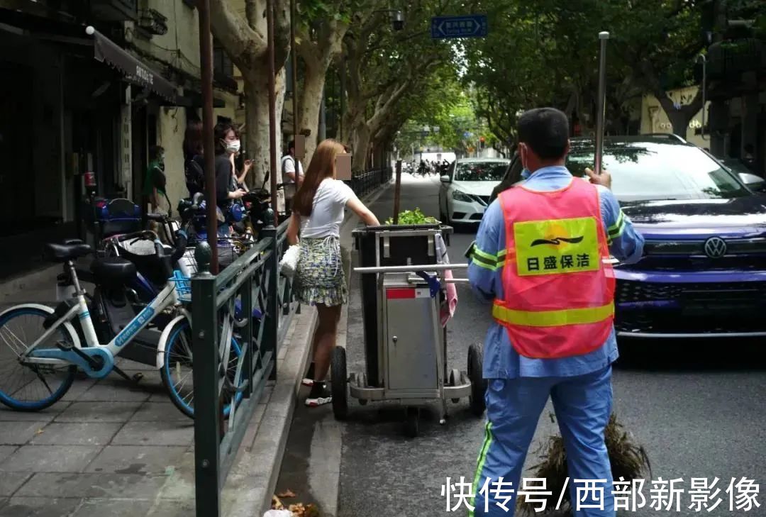 虚荣|“虚荣得一塌糊涂!”上海Prada菜场外，女子打卡拍照后把新买的菜扔进垃圾桶，上演现代版“买椟还珠”