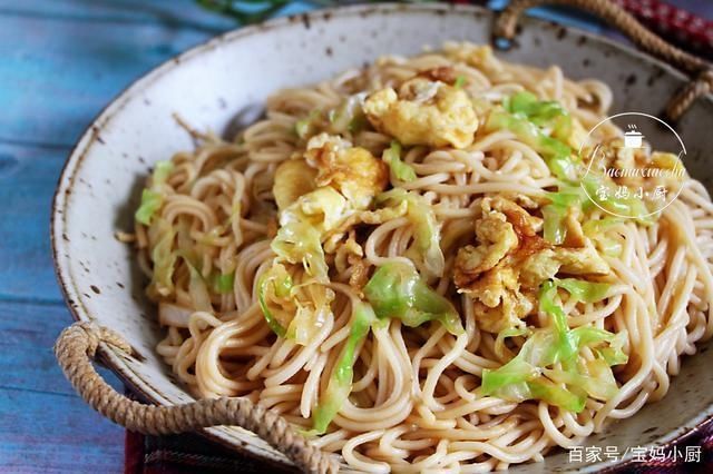 营养|天热，试试面条这吃法，蛋菜营养一锅省事，网友三十年没吃够