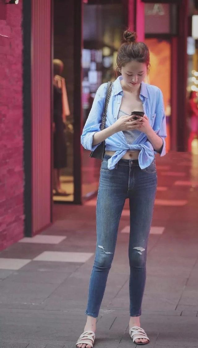 腿部 穿青春个性的打底裤,衬显女性高挑独特气质,具有很强的视觉冲击