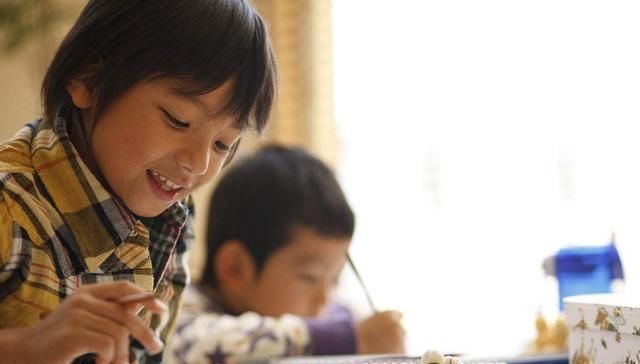 父母|8岁男孩“偷亲”女同桌,妈妈知道后的做法,让老师都竖起大拇指