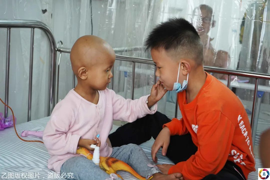 张影影|女童患病5个月双目失明,吃不到饭急得大哭,隔着屏幕都心疼