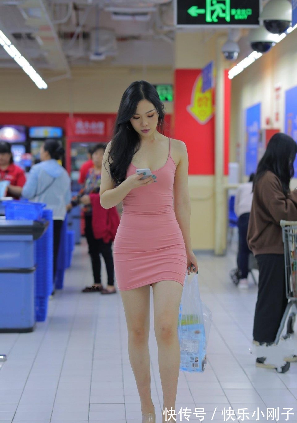吊带裙|紧身裙显高显瘦功能太强大，美女穿出独特韵味，低调又时尚