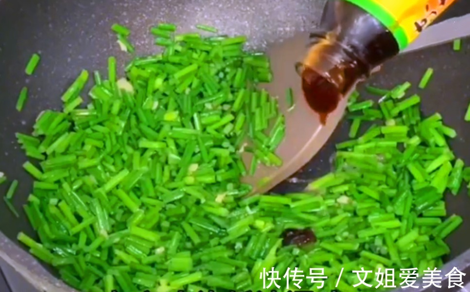 韭菜黄|秋天吃什么菜？比吃韭菜和西红柿更有营养呢？