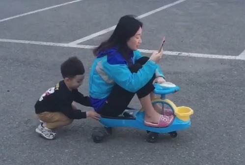 我们这一代|比爸爸带娃更不放心的是小姨,越欺负越亲近,他人模仿不来