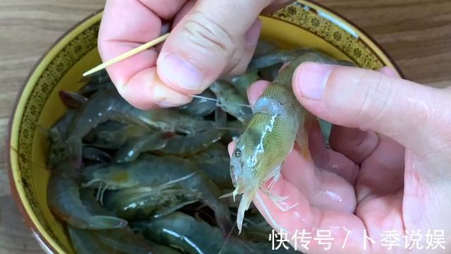 好吃|煮大虾时,加水煮是错的,学会这样做,虾肉入味又好吃,太香了
