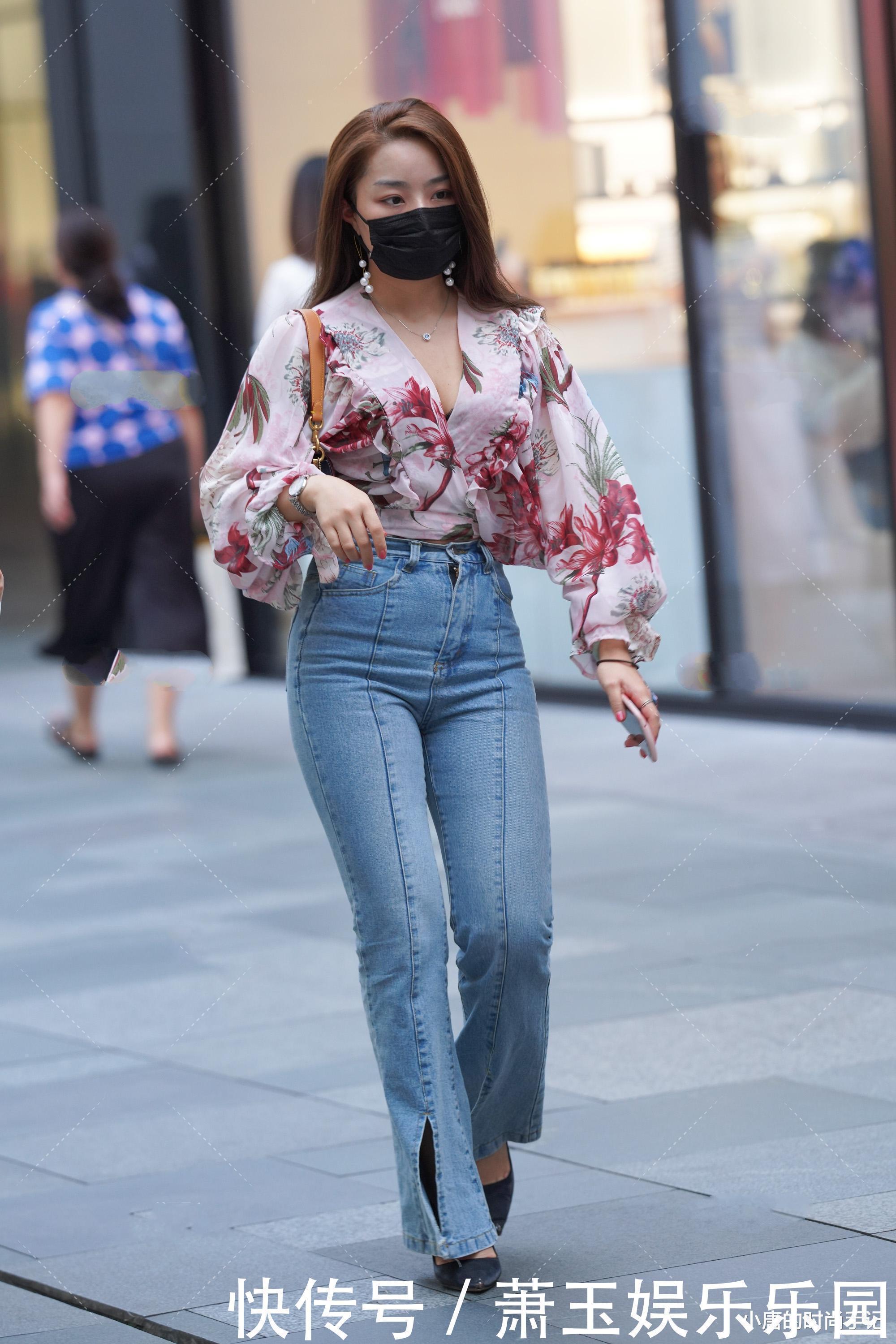 纯色 大印花雪纺衫,穿搭小开叉喇叭裤,雍容华贵成熟大气