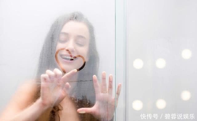 湿气|夏天洗澡,最好避开两个时间点,避免湿气入侵,男女都一样