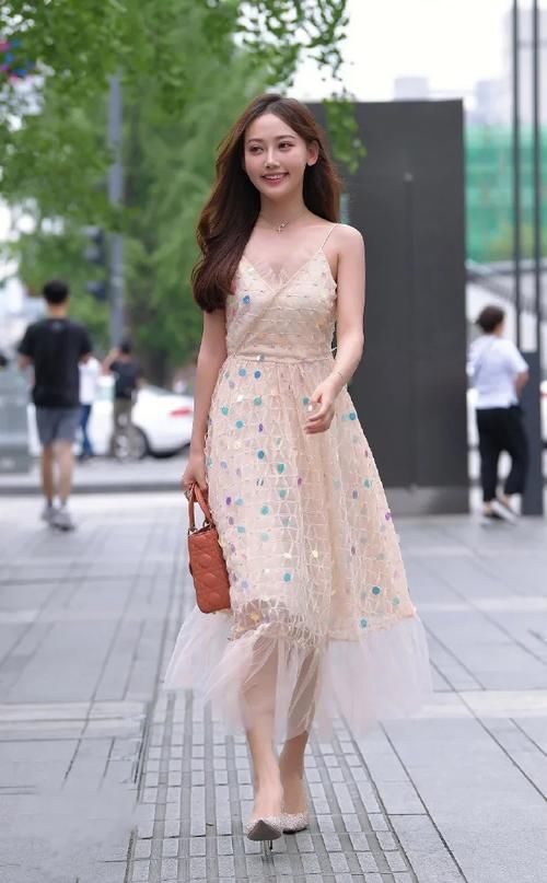 浅粉色淑女款连衣裙，搭配银色精致高跟鞋，穿出靓丽女生的时尚美