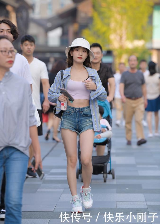 穿搭|非常有料的自信美女,蓬乱的头发,优雅的姿态,青春又活泼的感觉