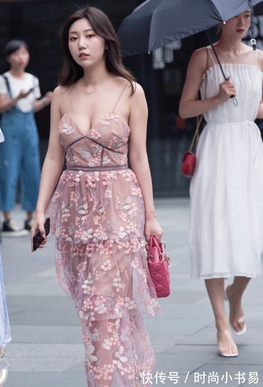 鞋子 阿姨可真会穿,但鞋子是一大败笔,换“人字拖”魅力十足吧?