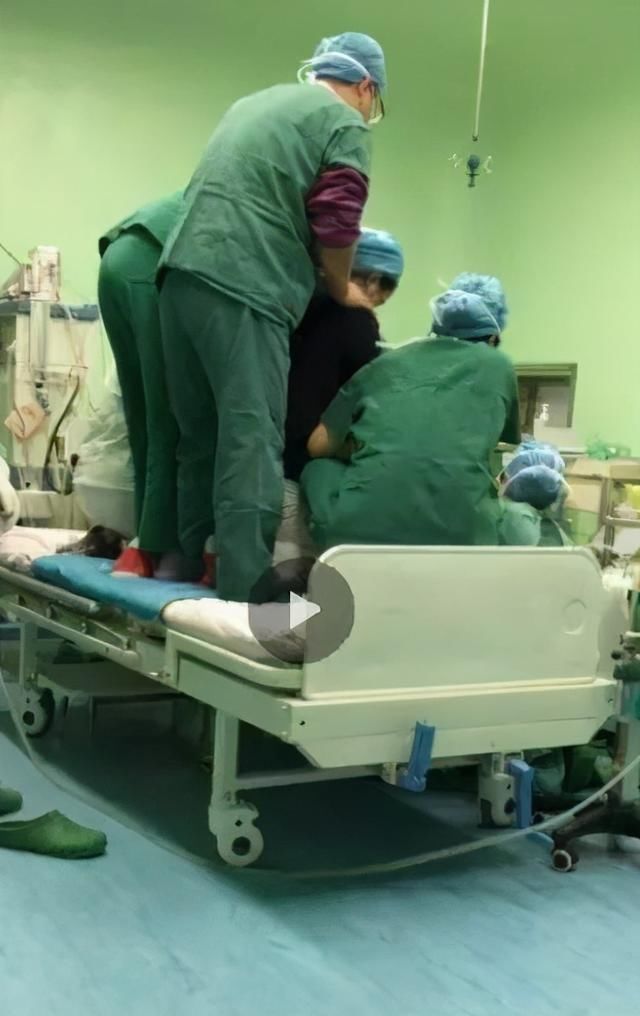 产妇|产妇深夜生二胎,女儿独身在产房外等候,护士询问后忍不住心疼