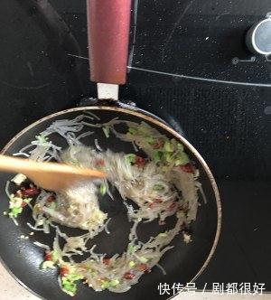 家常鸡蛋菜谱,粉条炒鸡蛋,简单美味营养,吃不够,超下饭