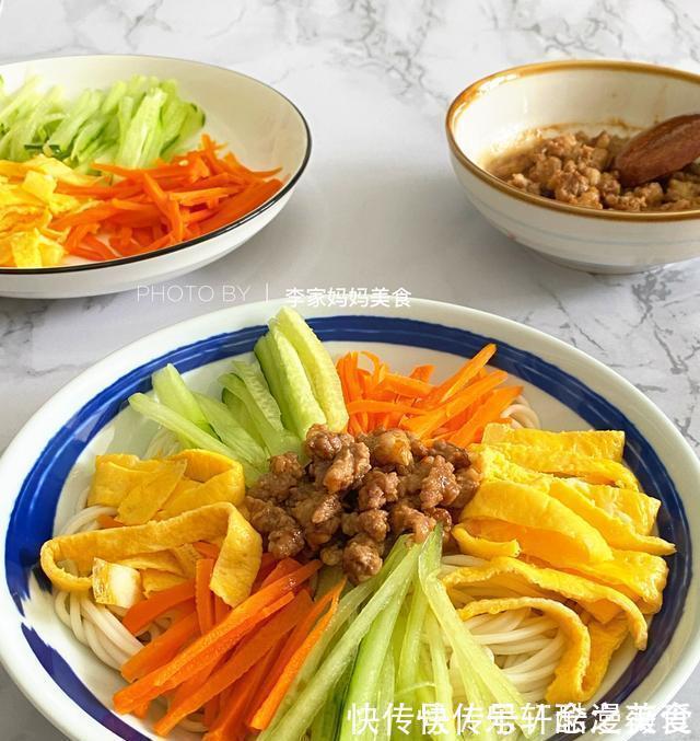 粗茶淡饭|夏天就馋这碗面，简单营养，同事吃这么少，难怪体重不过百