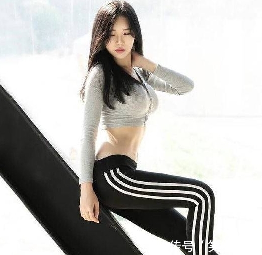  曲线|丰腴饱满的紧身打底裤美女，秀出婀娜多姿的曲线，很是漂亮！