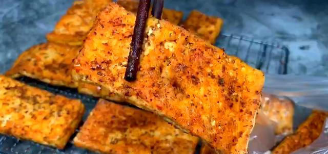 豆腐皮别炒菜吃了,教你好吃做法,我家一周最少吃3次,太解馋了