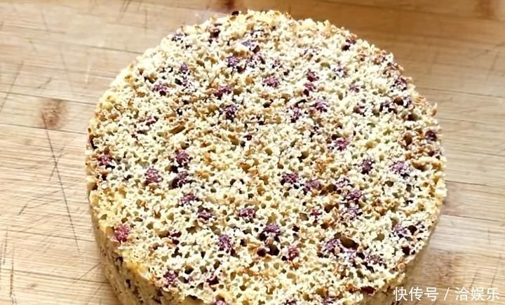 水果蒸糕太好吃了,不用一滴水,香甜蓬松又细腻,老人孩子都爱吃