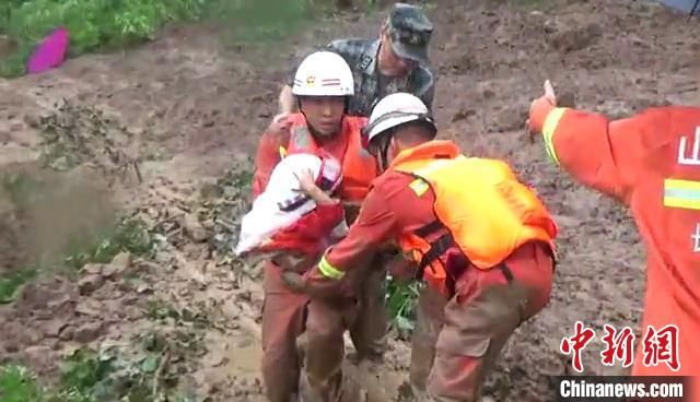 独木桥|踩着没膝的淤泥 山西黎城消防员冒雨解救13名被困村民