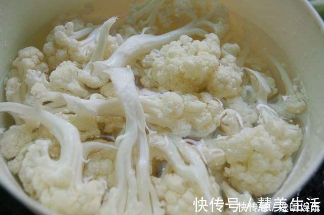 焯水|炒花菜,光焯水可不够,少了“这1步”,花菜炒不入味,像注水了