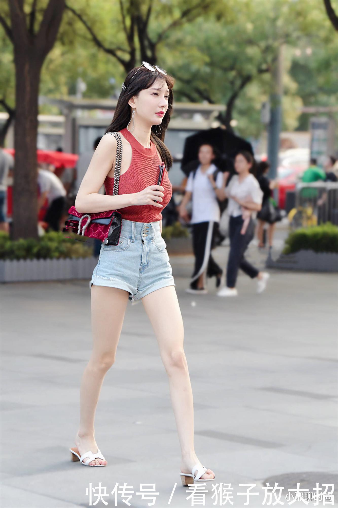 穿搭|深红色挂脖上衣搭配牛仔短裤,清新又自然,简单又时尚