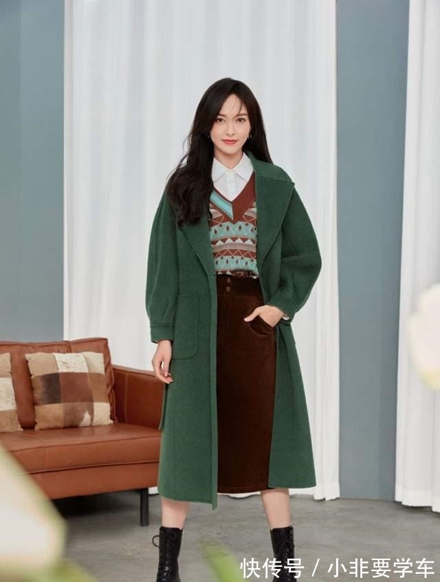毛衣 大衣里面搭什么不如学学这4种叠穿方法,承包你的秋冬时髦感!