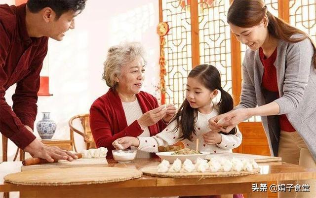 猪肉饺子好吃有窍门,调馅多加这一步,比饺子馆的好吃,又鲜又香