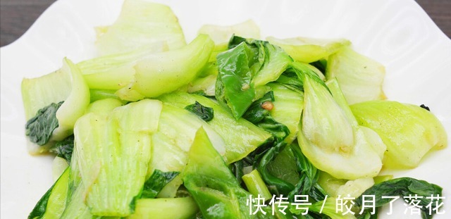 青菜不能直接下锅炒，牢记2个小窍门，出锅青菜翠绿还不出水！