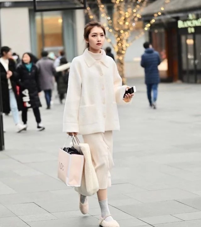 街拍:白色的外套搭配白色半身裙,小美女显得非常的清爽