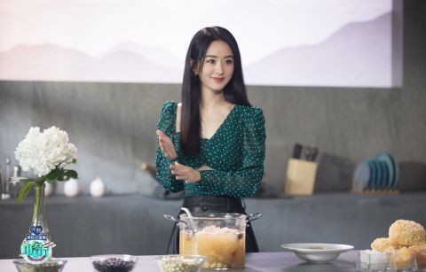 赵丽颖《中餐厅》路透,墨绿色波点上衣配A字裙,真的好瘦