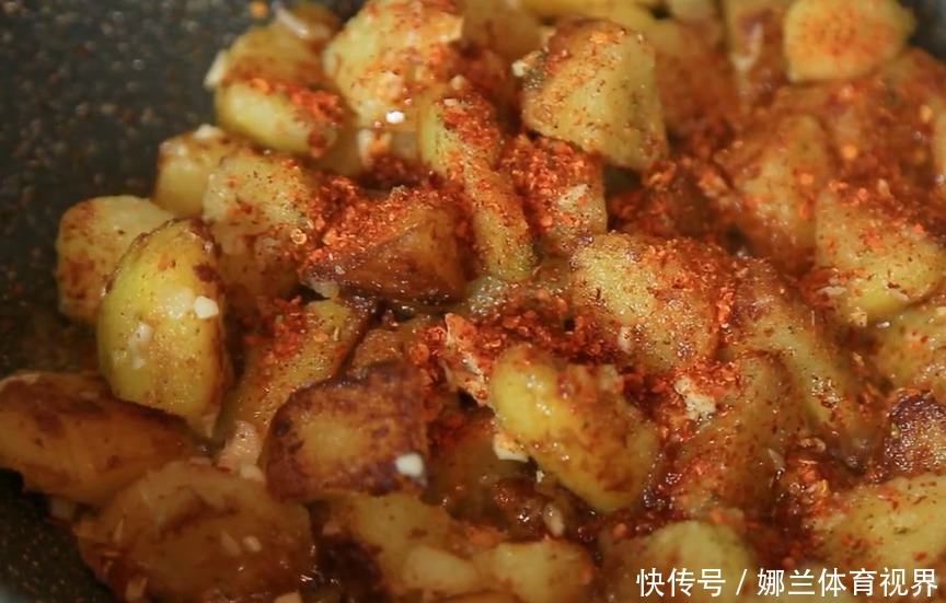 美味|2个大土豆简单一做,香辣美味,外酥里嫩,一口一块停不下来