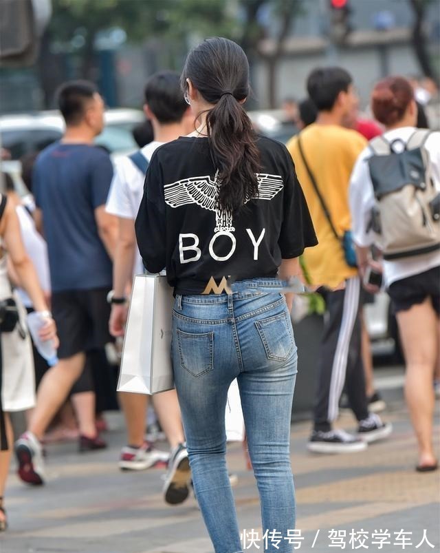 浅蓝色 灰色时尚露腰上衣搭配浅蓝色碎边热裤,搭配得体,搭配也比较时尚!