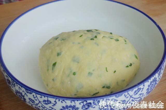 一日三餐|我家面粉从不蒸馒头,教你特色吃法,葱香味十足,家人都夸好吃