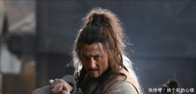 在柴进的庄上,洪教头和林冲无冤无仇,为何对林冲步步紧逼!