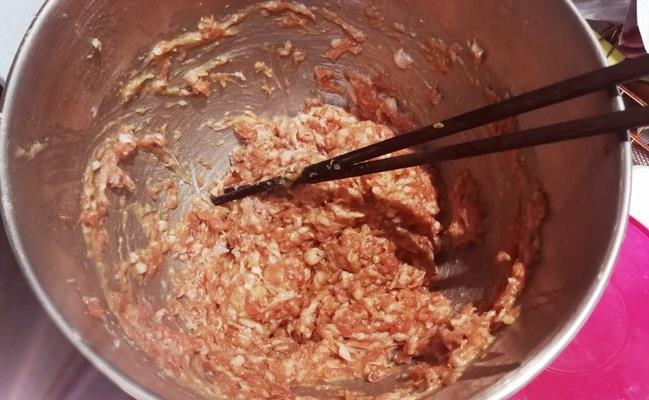 可口|包馄饨,调肉馅很重要,掌握“3个窍门”,鲜嫩可口,香而不腻