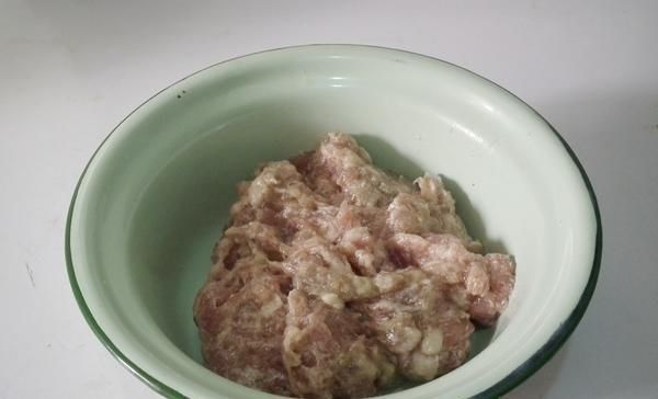 外国朋友吐槽中餐吃不饱,看了他点的菜后我笑了:能吃饱就怪了