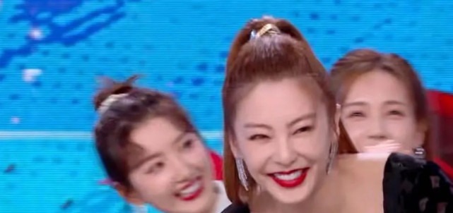 张雨绮|张雨绮主持《快本》聒噪不已,多次打断嘉宾说话,何炅都圆不了场!