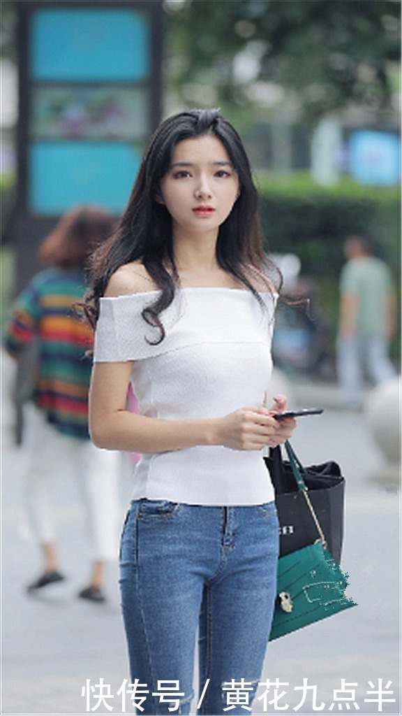 牛仔裤 白T一字肩搭配牛仔裤,这么穿搭,青春少女魅力无限