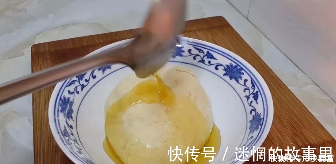 油条|2个鸡蛋,1袋牛奶,不用一滴水,比油条面包还好吃,放凉都不会硬